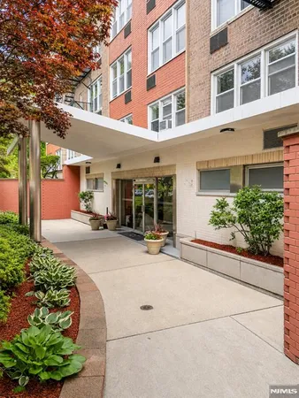$1,900 | 2160 Center Avenue, Unit 1J, Fort Lee, NJ 07024