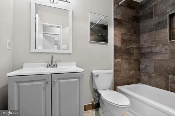 $2,200 | 6137 Edsall Road, Unit I, Alexandria, VA 22304