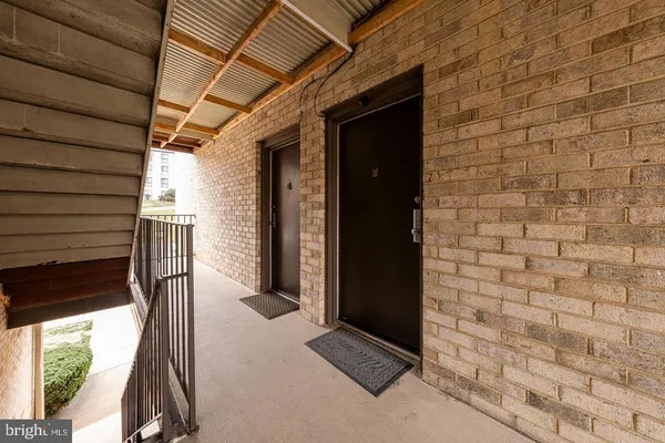 $2,200 | 6137 Edsall Road, Unit I, Alexandria, VA 22304