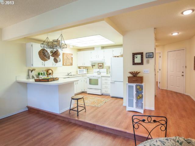4596 Southwest Comus Place, Unit 6B Portland, OR 97219 - Photo 4 of 16 Gallery Image 4