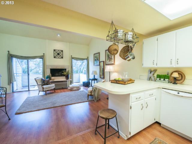 4596 Southwest Comus Place, Unit 6B Portland, OR 97219 - Photo 5 of 16 Gallery Image 5
