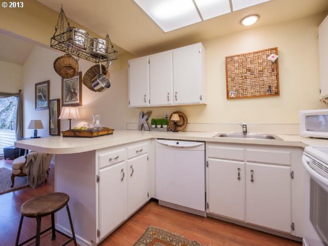4596 Southwest Comus Place, Unit 6B Portland, OR 97219 - Photo 6 of 16 Gallery Image 6