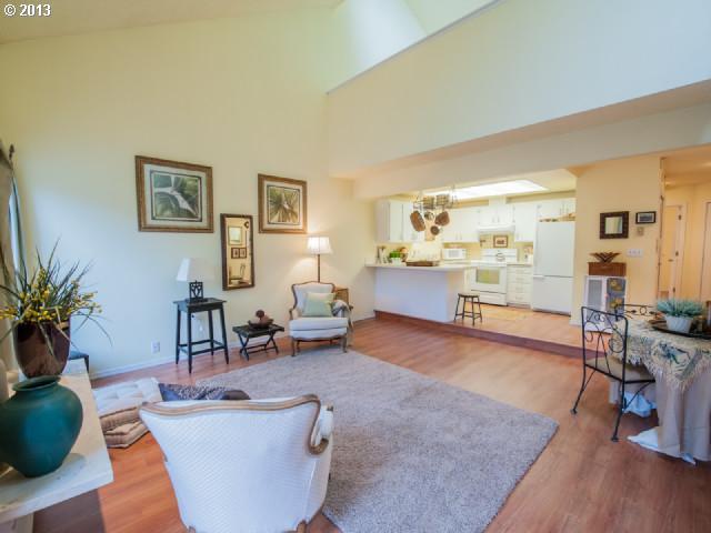 4596 Southwest Comus Place, Unit 6B Portland, OR 97219 - Photo 7 of 16 Gallery Image 7