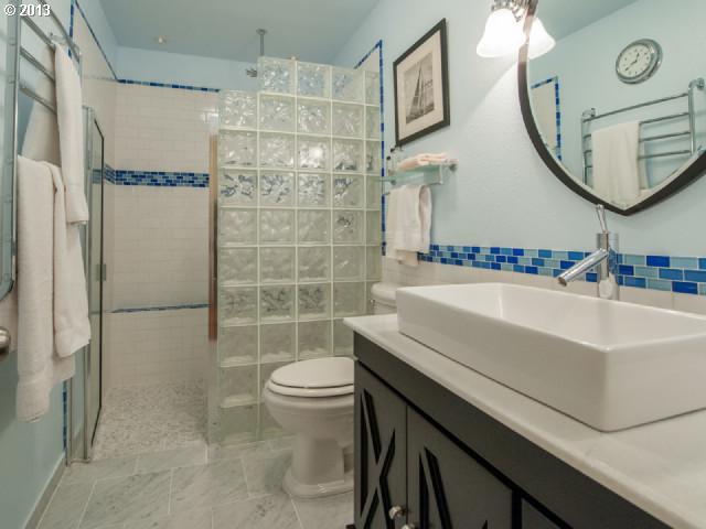 4596 Southwest Comus Place, Unit 6B Portland, OR 97219 - Photo 9 of 16 Gallery Image 9