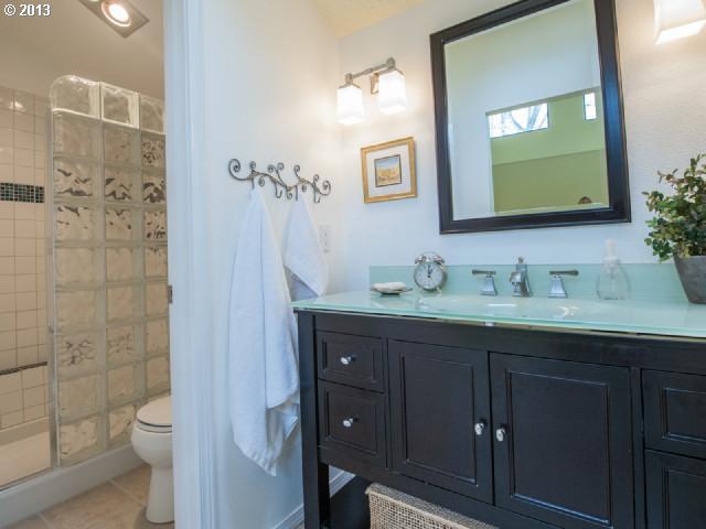 4596 Southwest Comus Place, Unit 6B Portland, OR 97219 - Photo 10 of 16 Gallery Image 10