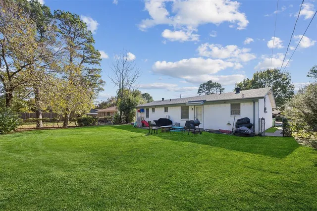 a view of a yard in front of the house