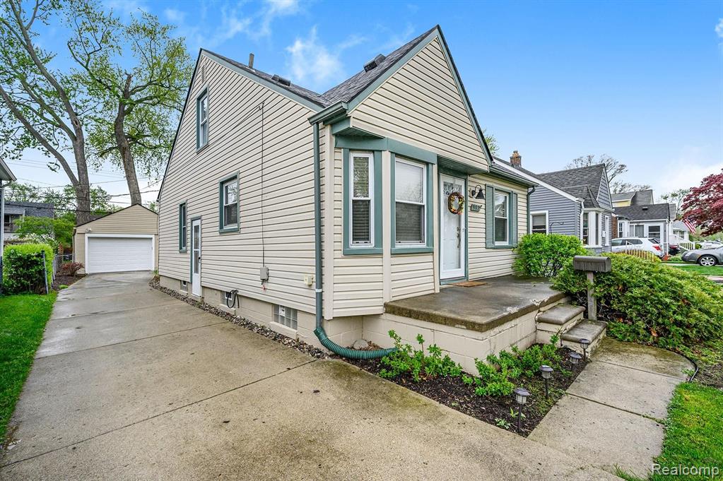 983 Harvard Road Berkley, MI 48072 - Photo 3 of 42