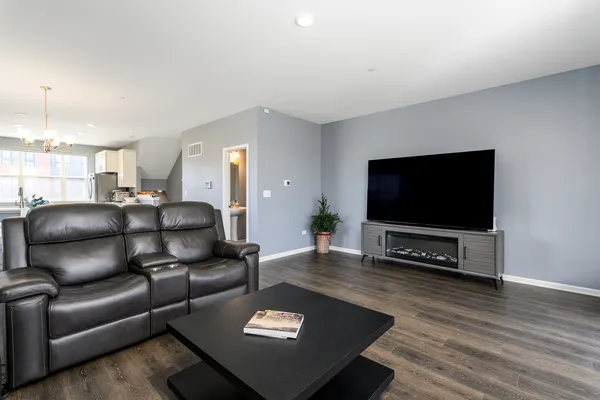 $659,000 | 1210 Lakepointe Drive, Schaumburg, IL 60173