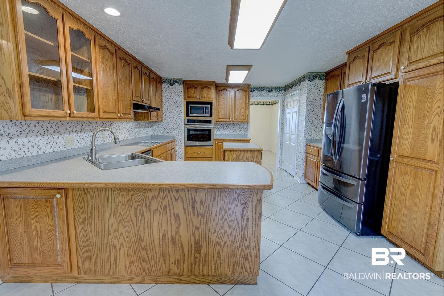 9686 County Road 65 Foley, AL 36535 - Photo 23 of 47 Large Kichen w/ Breakfast Bar and Breakfast Area.