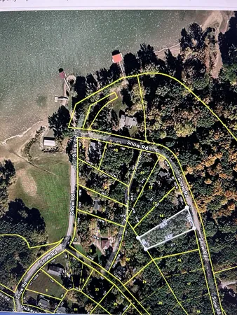 a view of yard with green space