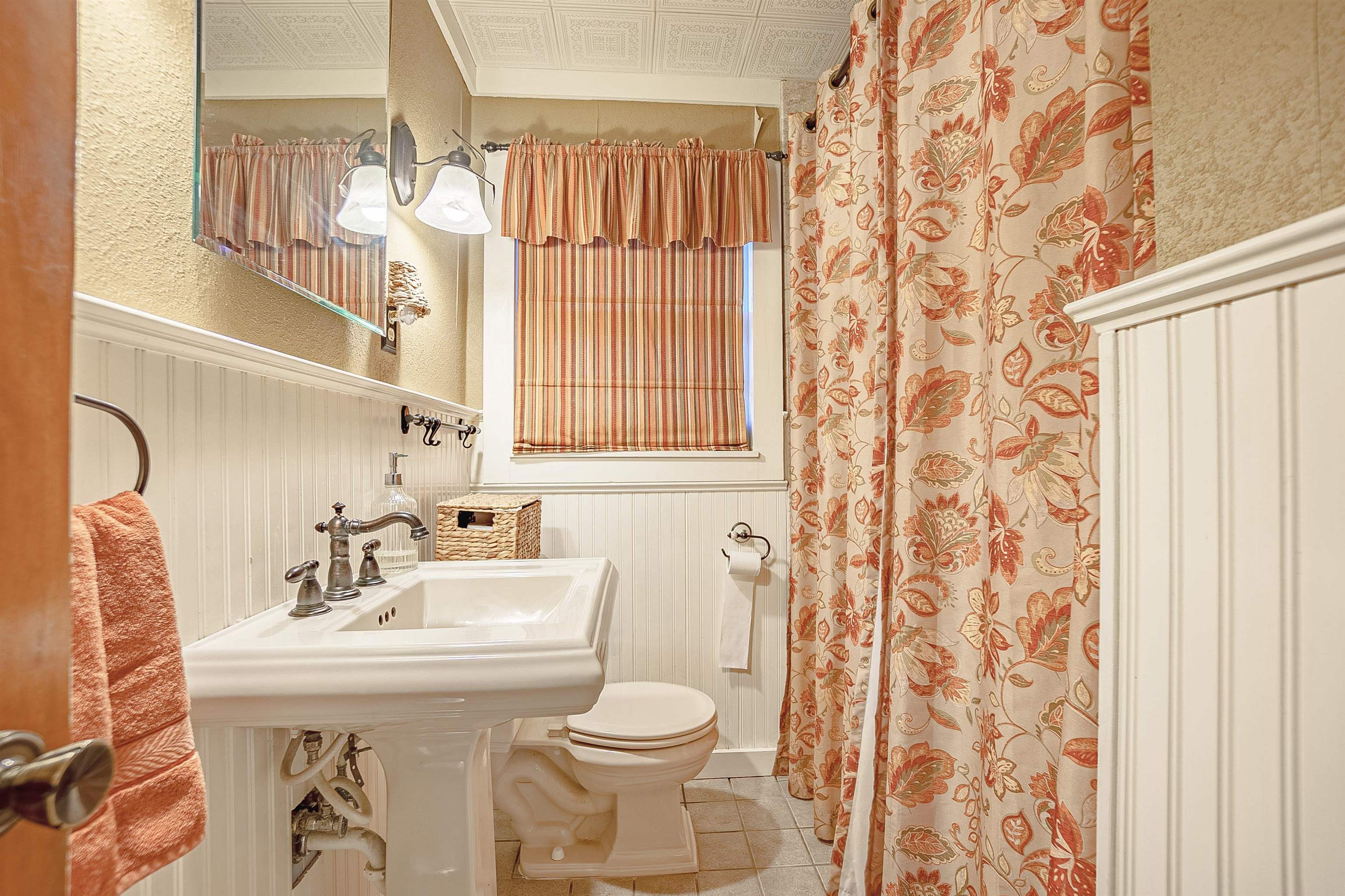 4476 Helene Road Memphis, TN 38117 - Photo 6 of 22 a bathroom with a sink and a toilet
