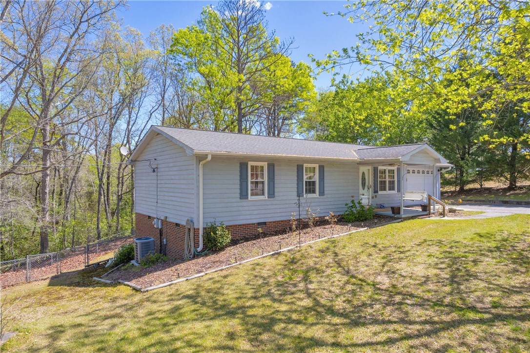1008 Santee Drive Walhalla, SC 29691 - Photo 5 of 33