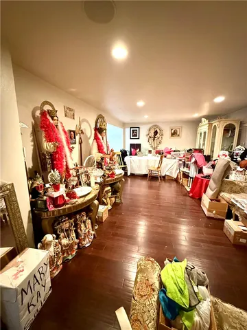 a room with lots of white furniture and rug