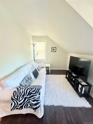 $2,200 | 130 Clinton Avenue, Unit 3, New Rochelle, NY 10801