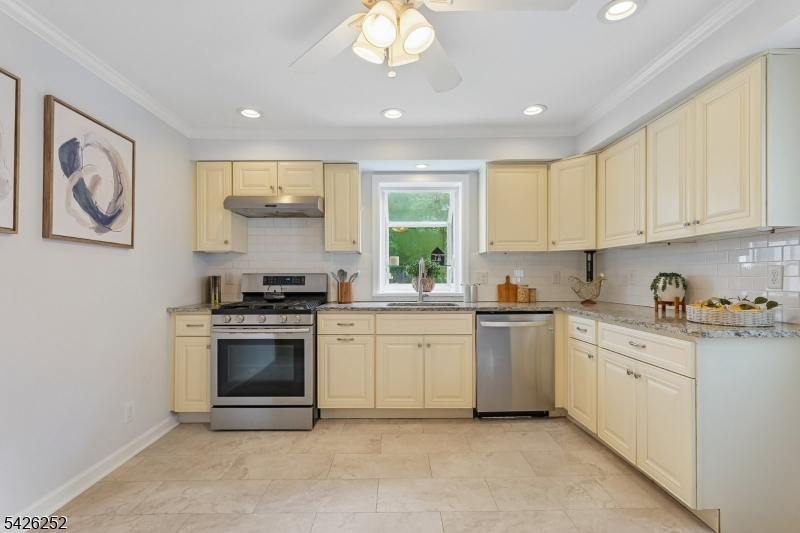 145 Bryant Avenue Springfield, NJ 07081 - Photo 12 of 38