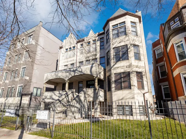 $384,900 | 4105 South Drexel Boulevard, Unit 1SR, Chicago, IL 60653
