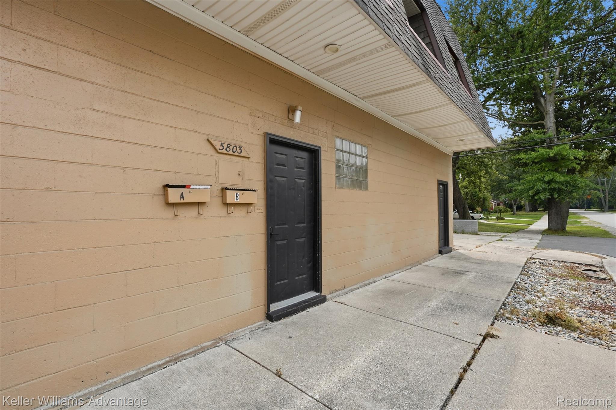 vanborn entry to appts.jpg