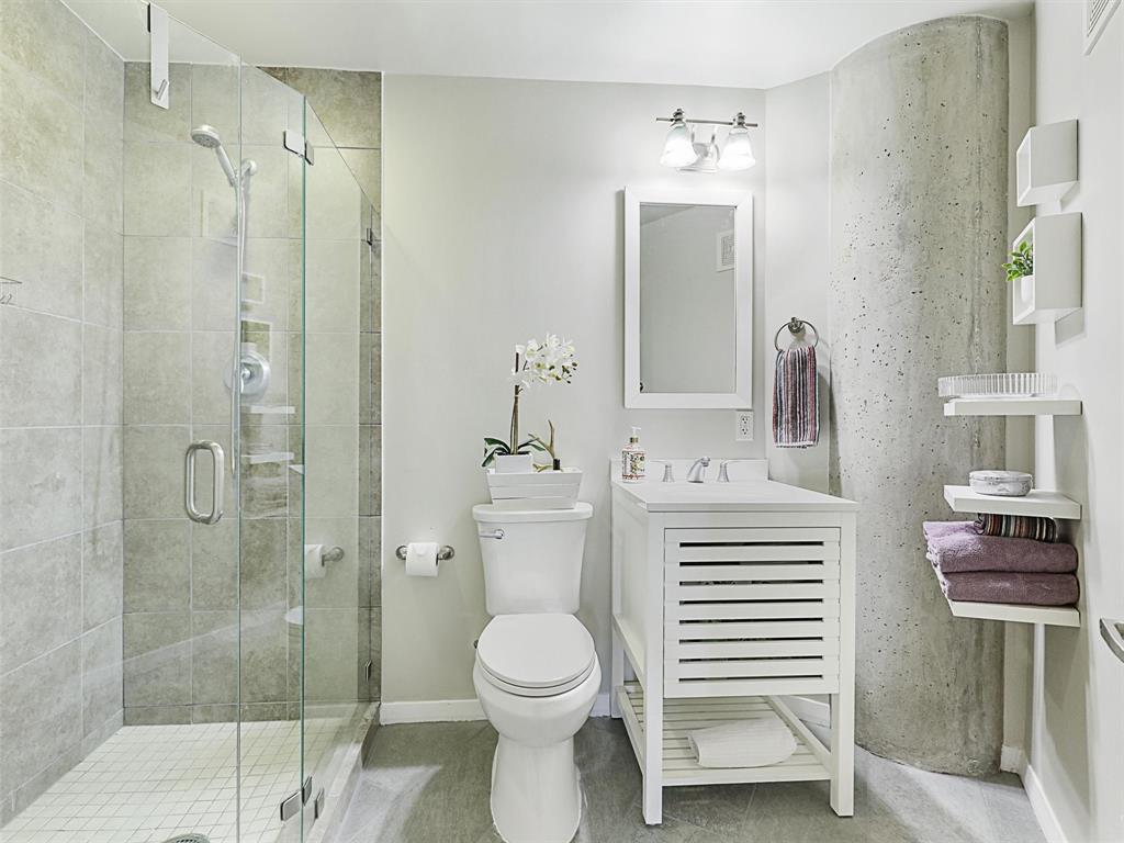 1001 Belleview Street, Unit 307 Dallas, TX 75215 - Photo 8 of 40 Full bath is located just off entry next to secondary bedroom