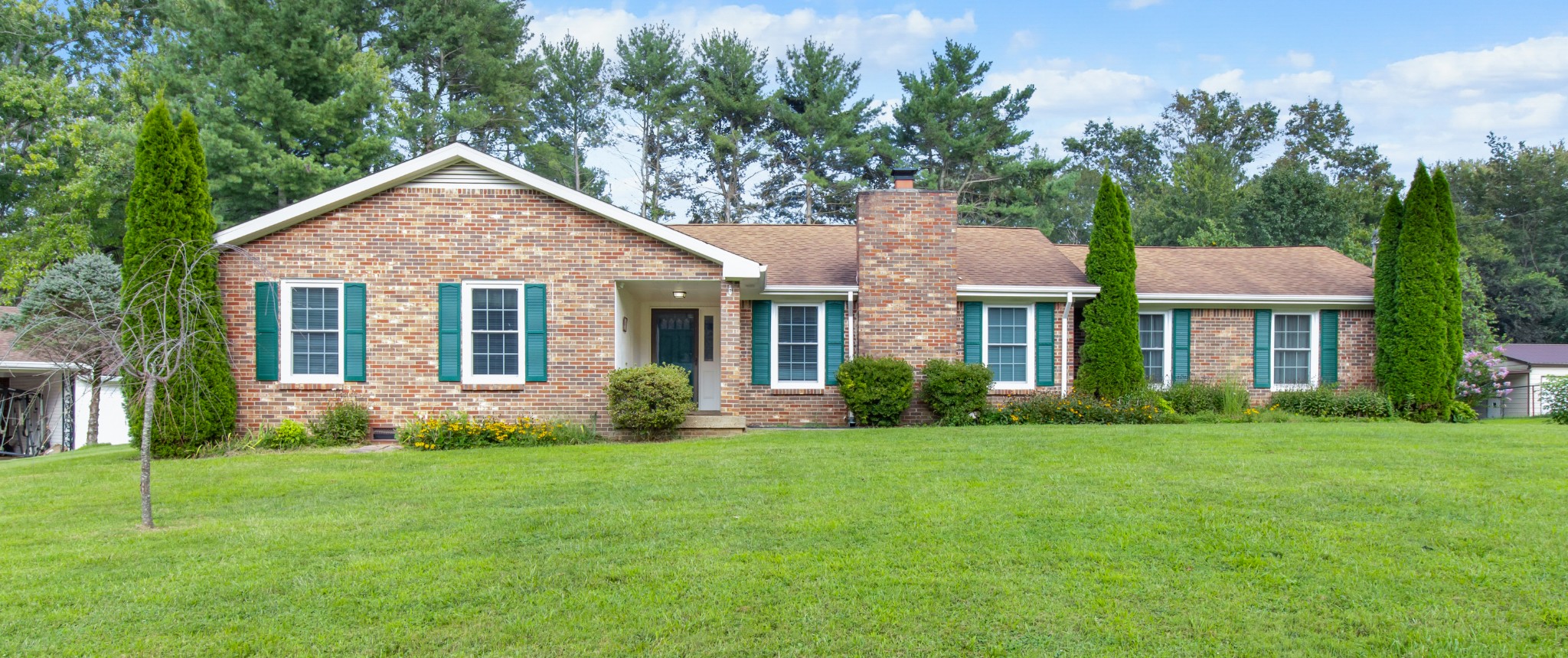 307 Revere Road Clarksville, TN 37043 - Photo 4 of 38 a front view of a house with garden