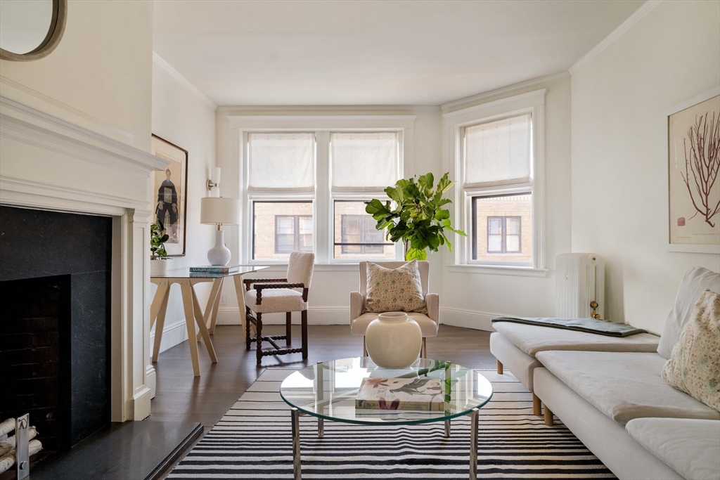 4 Newport Road, Unit 7 Cambridge, MA 02140 - Photo 14 of 31 a living room with furniture