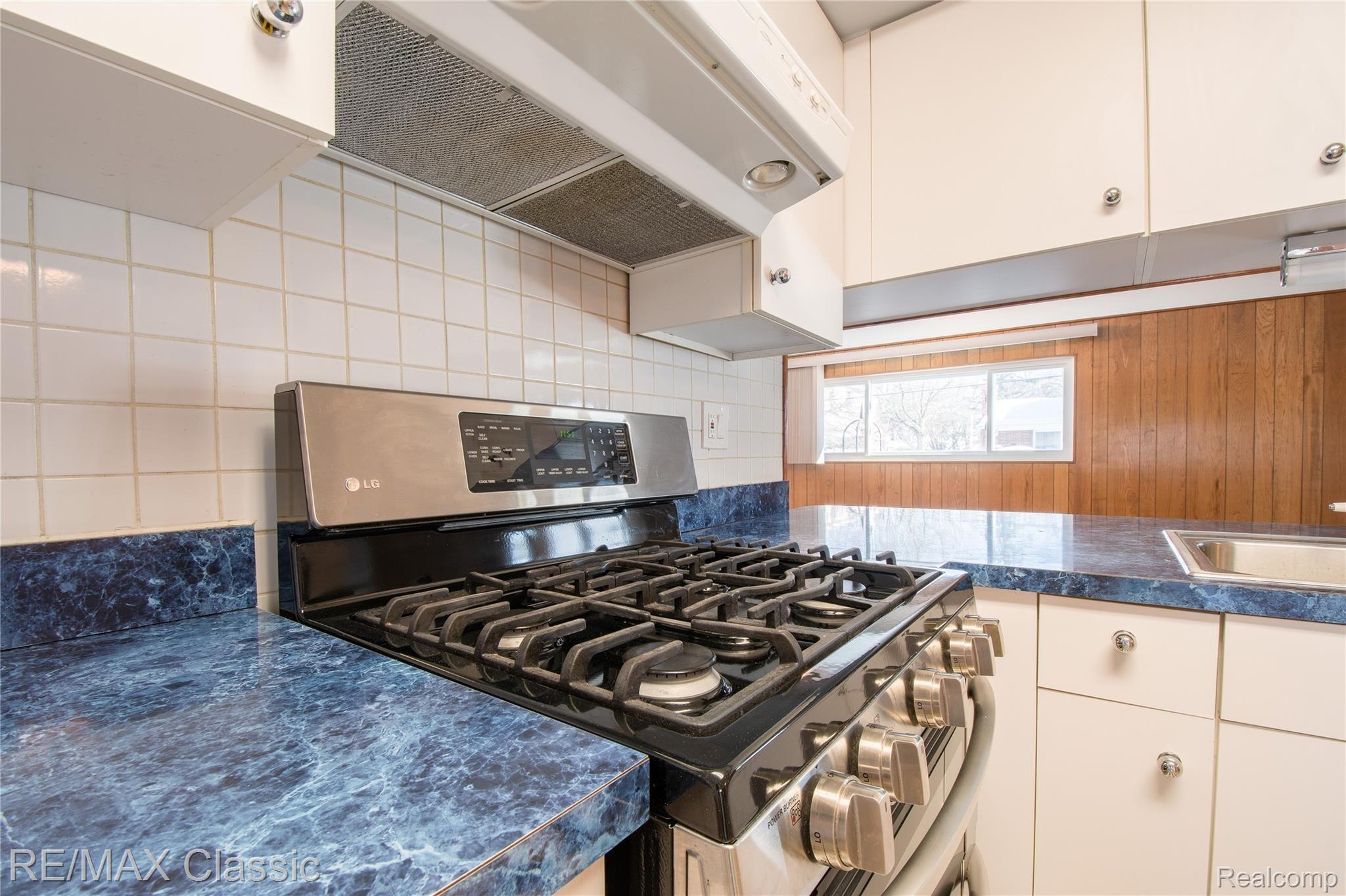 16188 Wayne Road HDR38.jpg