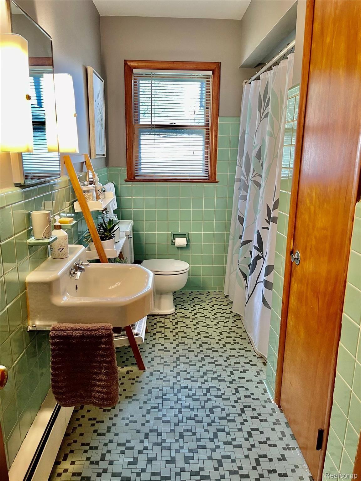 8438 Canal Road Sterling Heights, MI 48314 - Photo 18 of 23 Bath.jpg