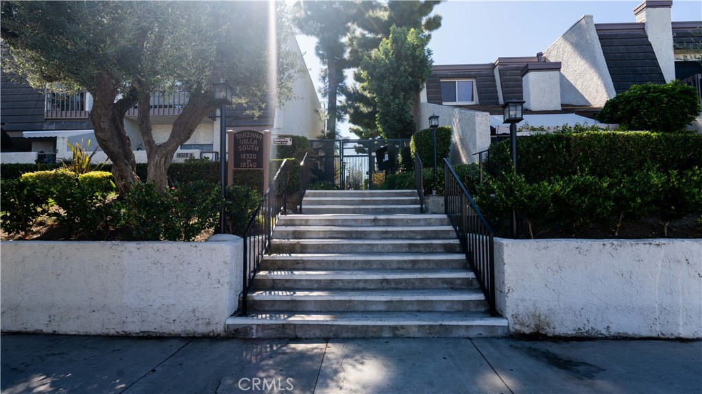 a view of a house with backyard and garden
