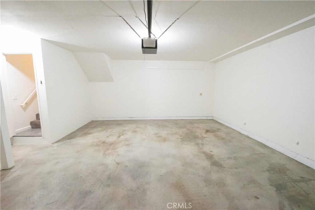 18340 Collins Street, Unit E Tarzana, CA 91356 - Photo 24 of 29 an empty room with a window