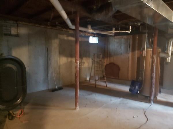 912 Walnut Plain Road Rochester, MA 02770 - Photo 17 of 20 a empty room with windows