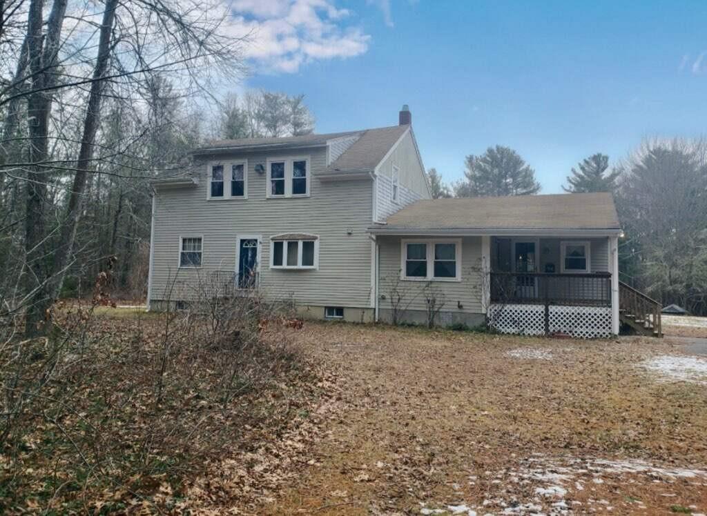 912 Walnut Plain Road Rochester, MA 02770 - Photo 2 of 20 front view of a house with a dry yard