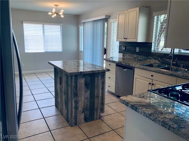 $2,395 | 215 Camelback Ridge Avenue, Henderson, NV 89012