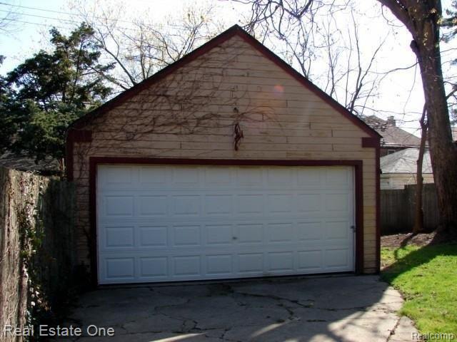 20196 Picadilly Road Detroit, MI 48221 - Photo 3 of 7 PIC GARAGE.jpg