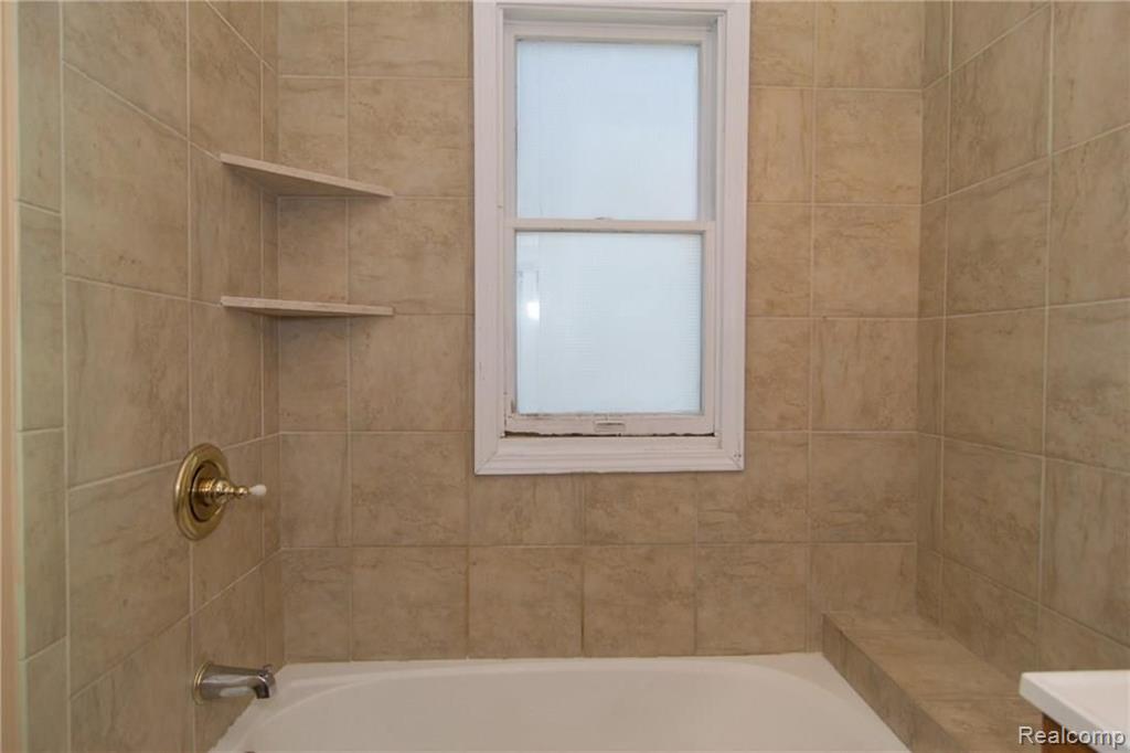 8183 Central Street Center Line, MI 48015 - Photo 10 of 35