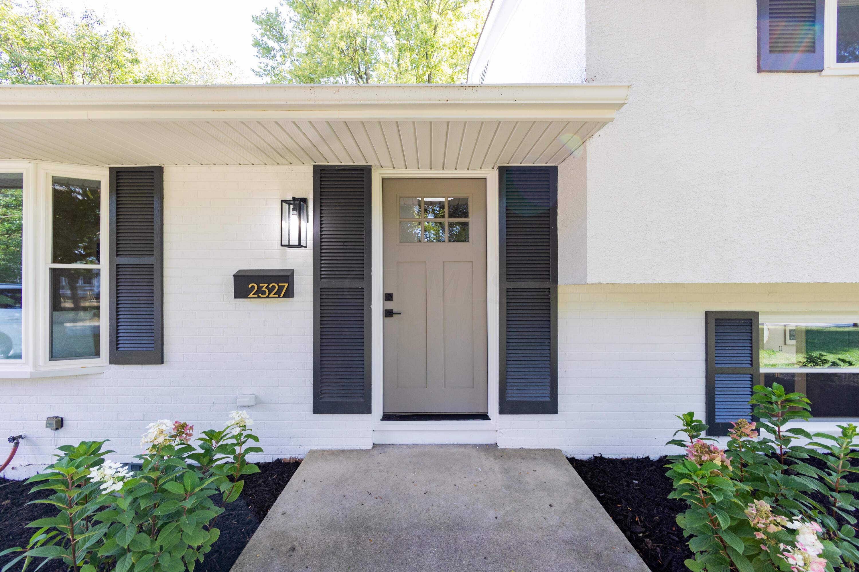 2327 Buckley Road Columbus, OH 43220 - Photo 3 of 44 Entryway