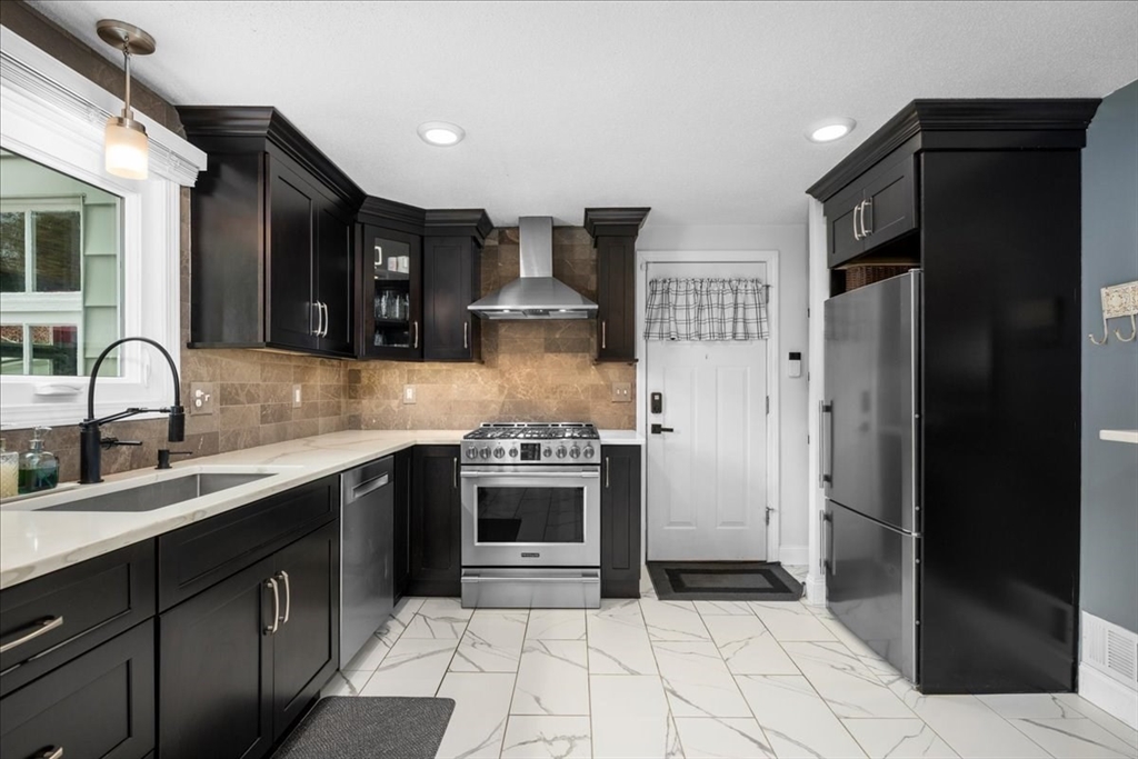 89 Weymouth Street Springfield, MA 01108 - Photo 4 of 28