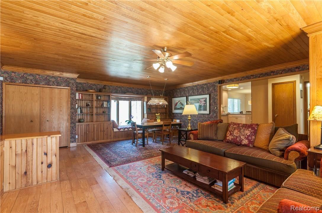 3747 Ray Road Oxford, MI 48370 - Photo 16 of 49 Beautiful XL Great Room with custom built-ins, bay window, window seat