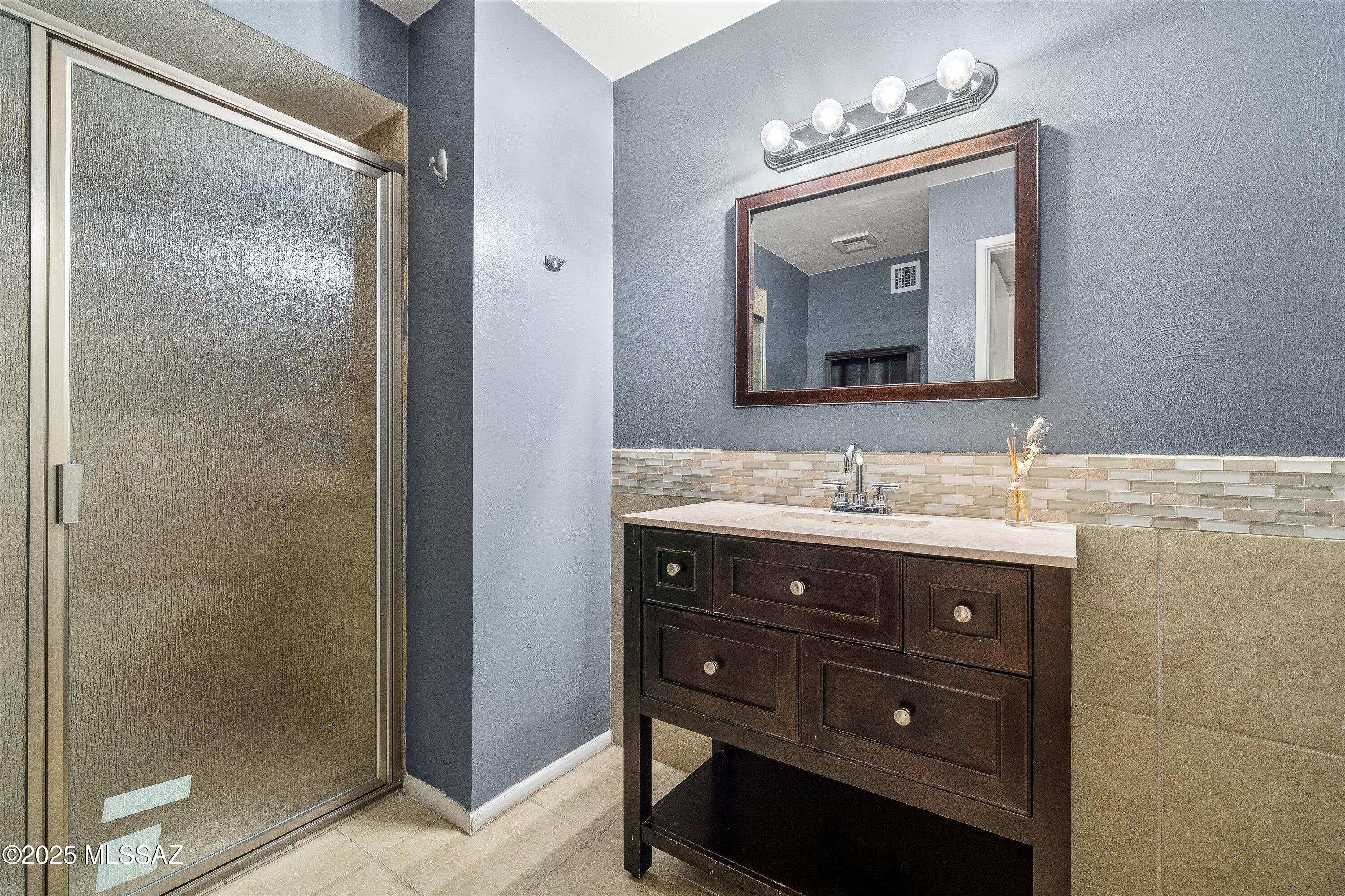4458 East Fort Lowell Road Tucson, AZ 85712 - Photo 9 of 21 Primary ensuite