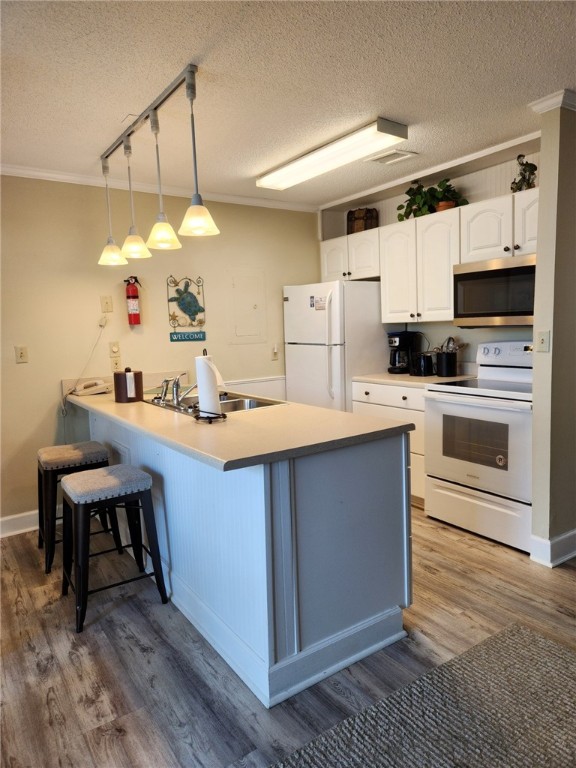 1175 North Beachview Drive North, Unit 286 Jekyll Island, GA 31527 - Photo 11 of 17 Room for stools.