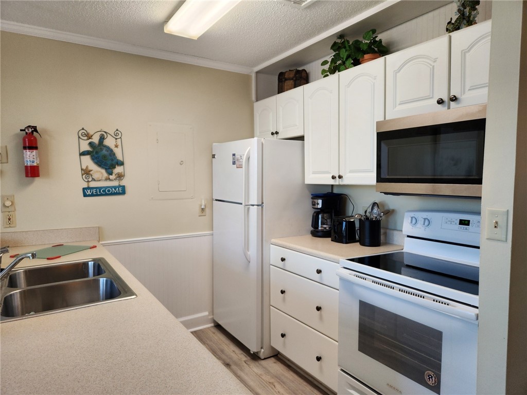 1175 North Beachview Drive North, Unit 286 Jekyll Island, GA 31527 - Photo 10 of 17 Galley kitchen