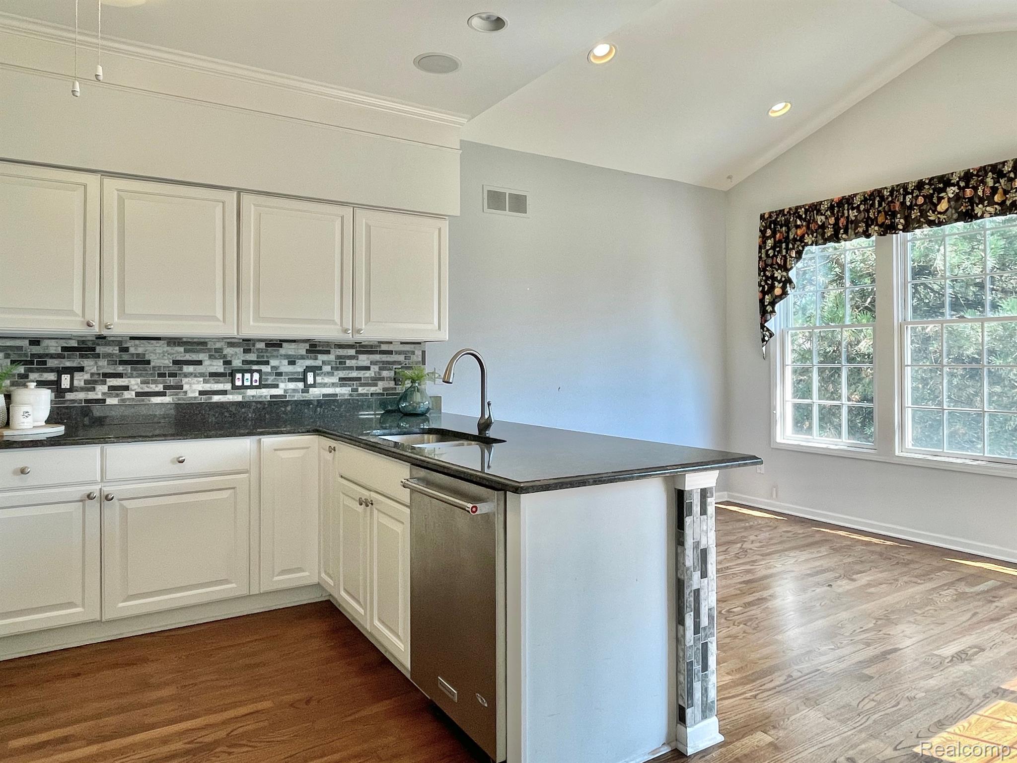 1630 Boulder Court Rochester, MI 48306 - Photo 12 of 40 Bright breakfast nook