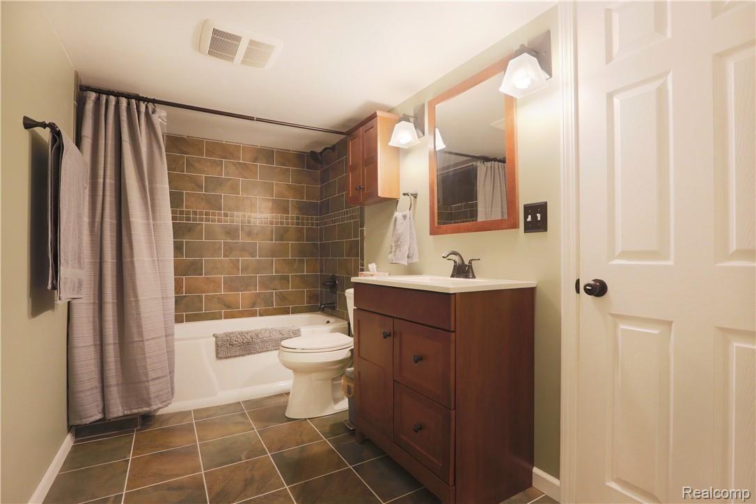 8165 Woodview Road Clarkston, MI 48348 - Photo 38 of 47 0I0A8907.jpg
