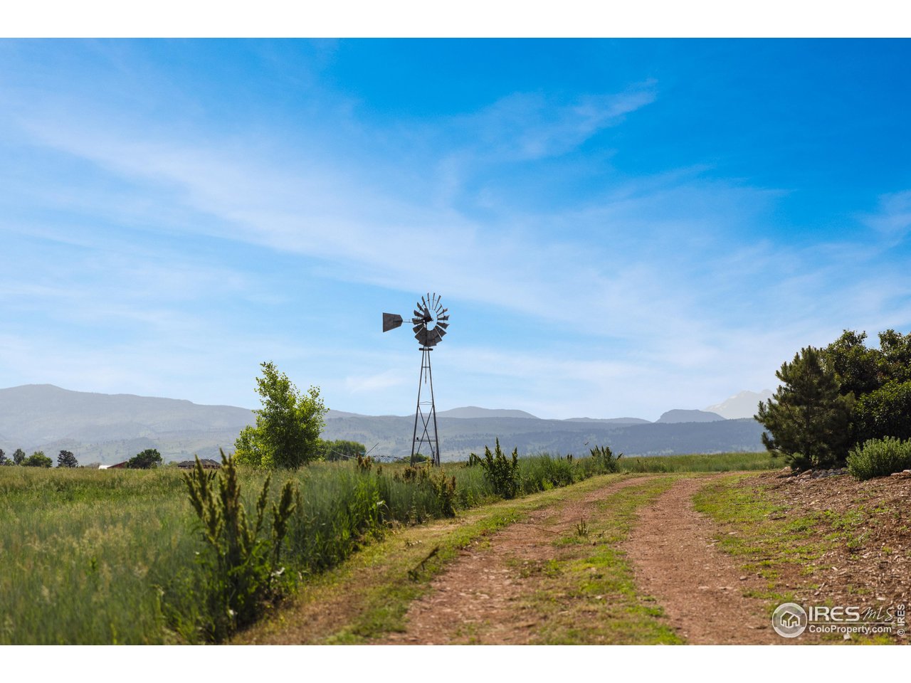 6880 St Vrain Road Longmont, CO 80503 - Photo 6 of 37 a view of a city from a yard