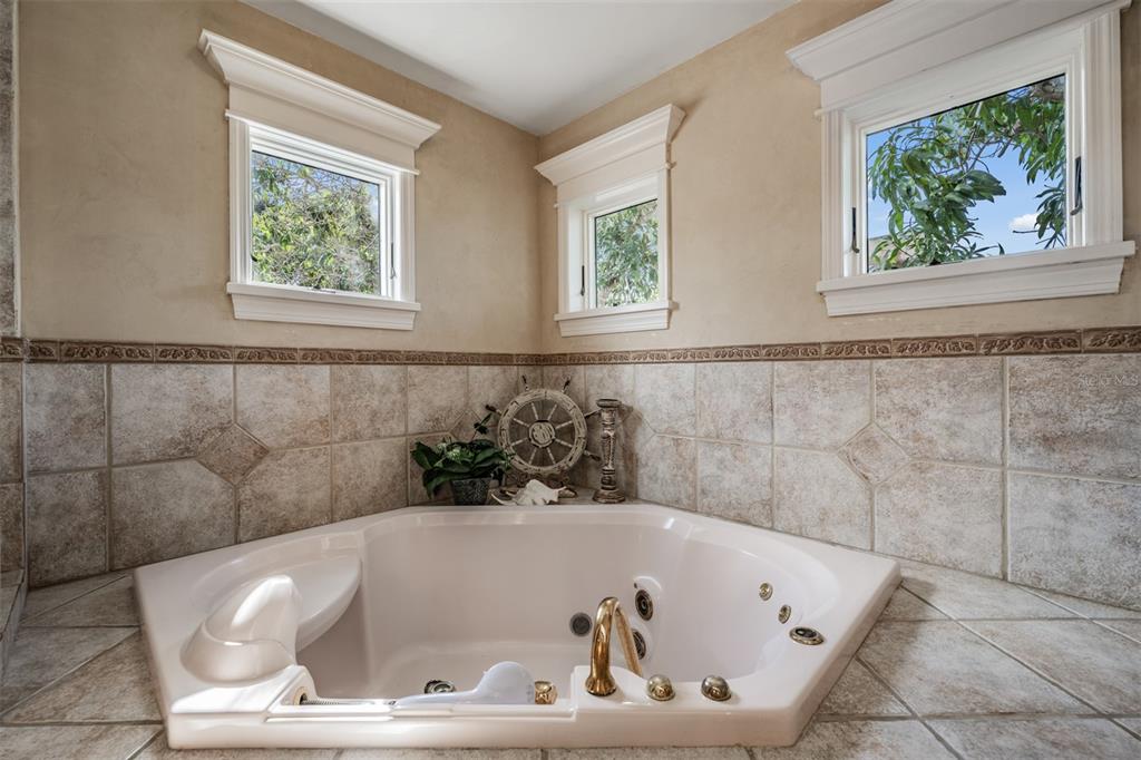 615 North Mayo Street Palm Harbor, FL 34683 - Photo 14 of 73 a bathroom with a bathtub