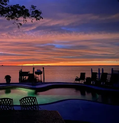 a picture of a room with a floor plan