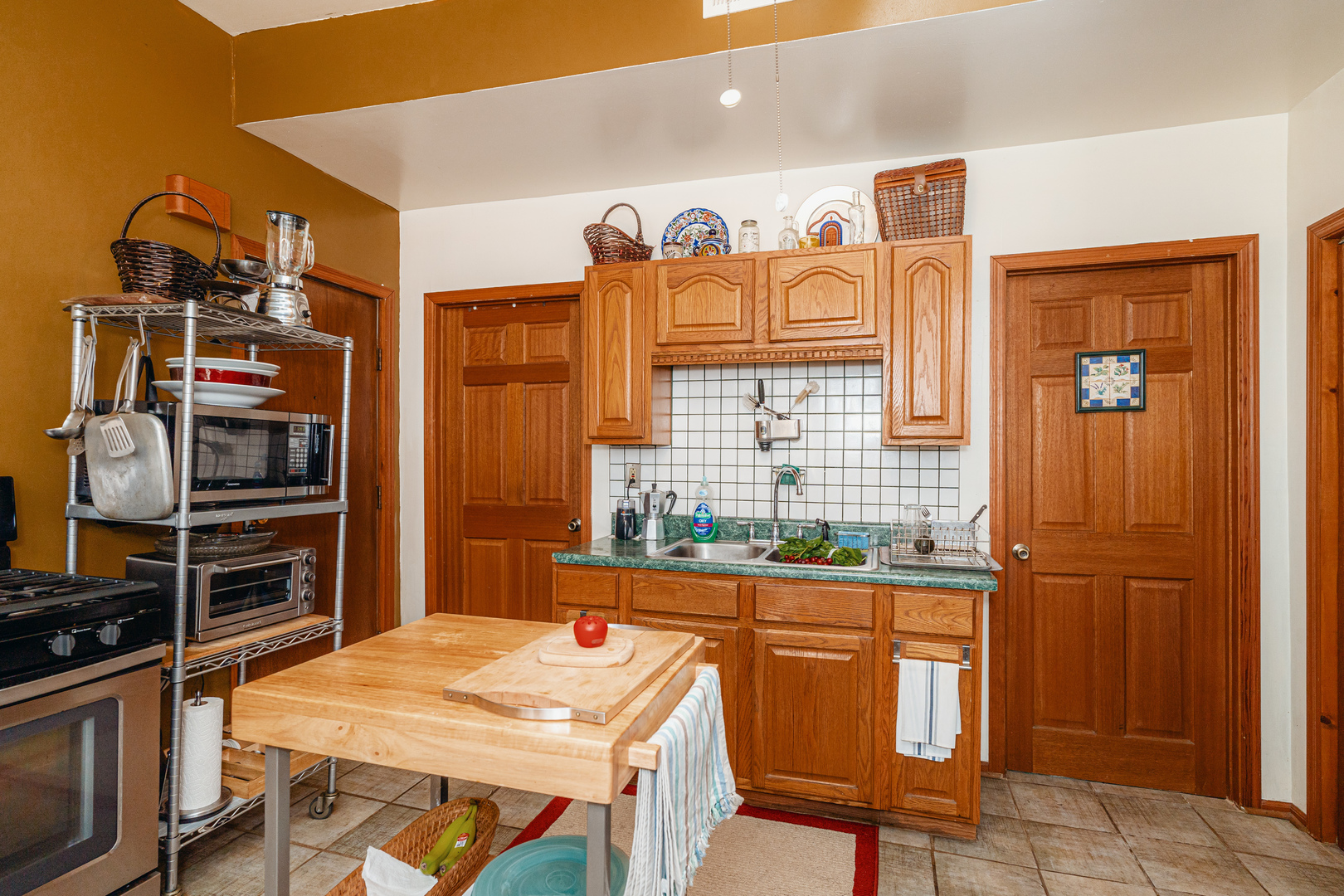747 North Throop Street Chicago, IL 60642 - Photo 23 of 31 a kitchen that has a table and chairs in it