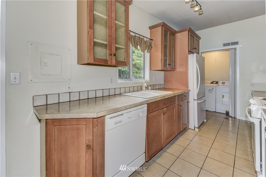 215 Southwest 304th Street Federal Way, WA 98023 - Photo 6 of 22 Gallery Image 6