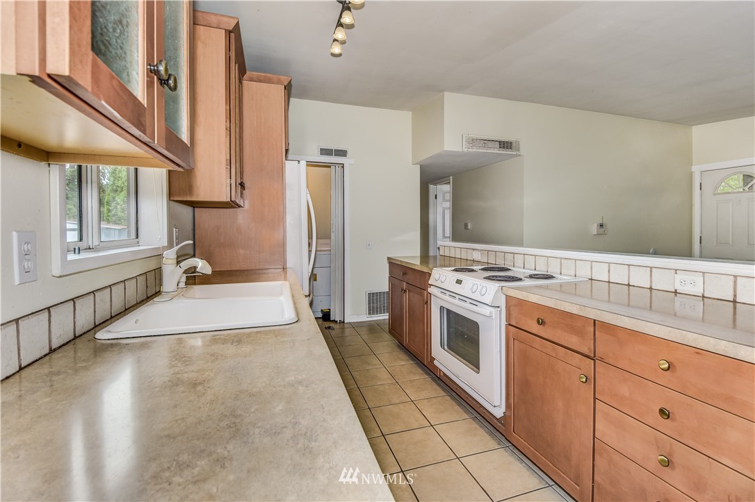 215 Southwest 304th Street Federal Way, WA 98023 - Photo 7 of 22 Gallery Image 7