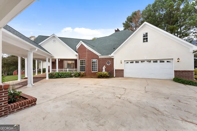 a view of a house with a fountain