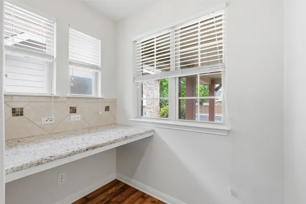 $2,399 | 339 Sycamore Street, Georgetown, TX 78633