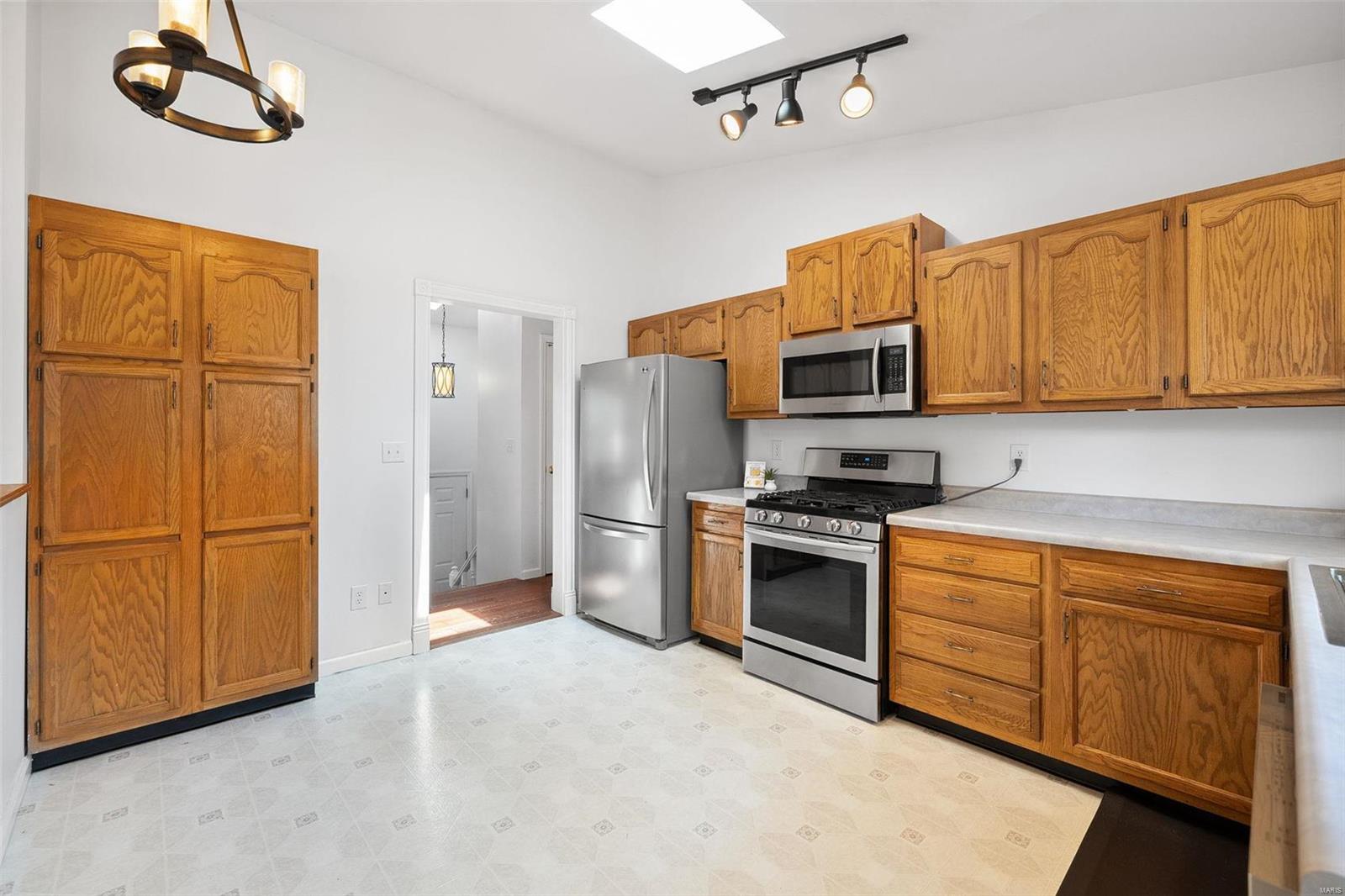 1541 Grant Road Webster Groves, MO 63119 - Photo 8 of 29 Gallery Image 8